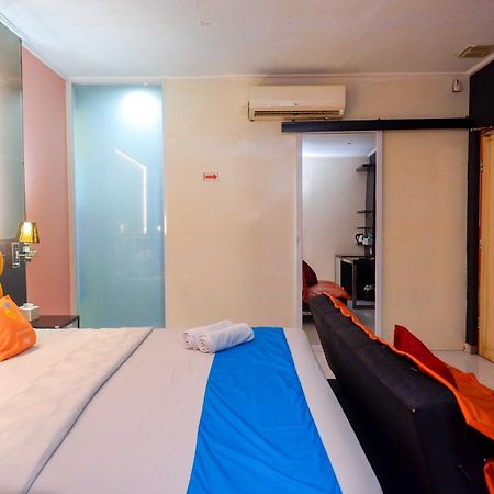 Sans Hotel International Surabaya Gubeng Kültér fotó