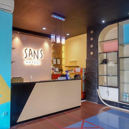 Sans Hotel International Surabaya Gubeng Kültér fotó