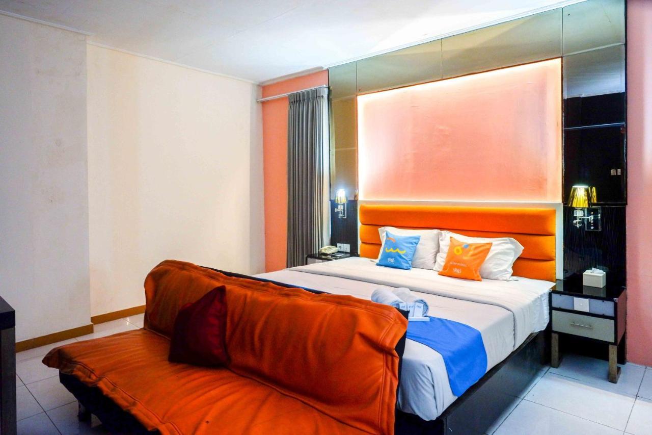 Sans Hotel International Surabaya Gubeng Kültér fotó