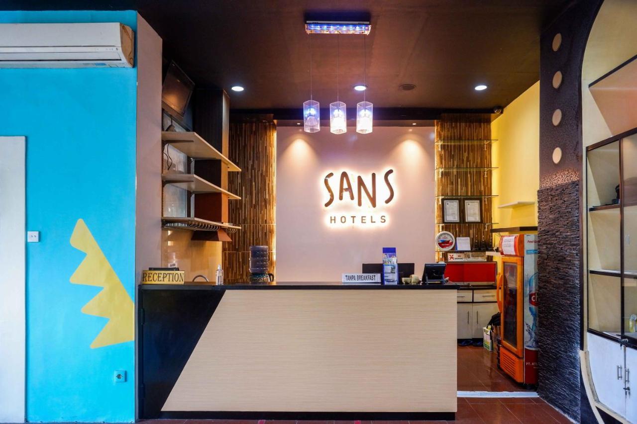 Sans Hotel International Surabaya Gubeng Kültér fotó