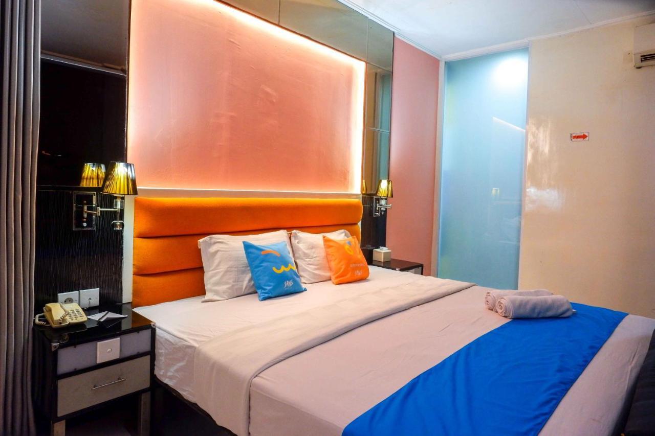 Sans Hotel International Surabaya Gubeng Kültér fotó