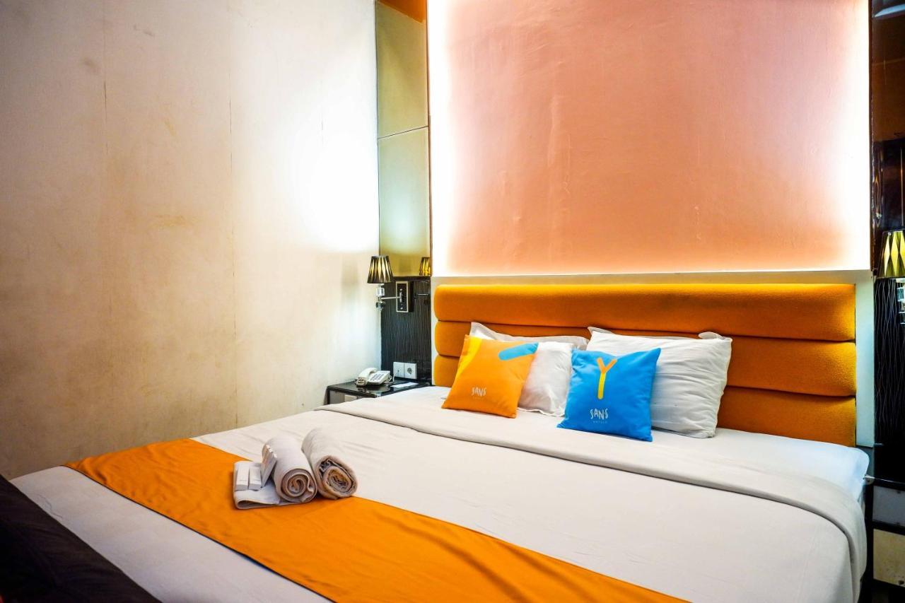 Sans Hotel International Surabaya Gubeng Kültér fotó