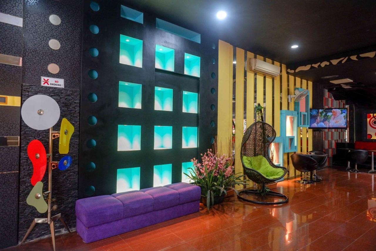 Sans Hotel International Surabaya Gubeng Kültér fotó