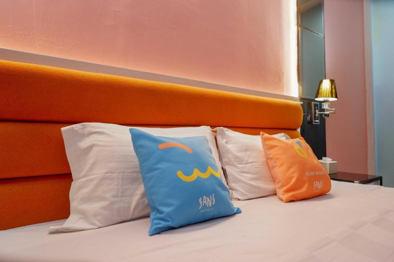 Sans Hotel International Surabaya Gubeng Kültér fotó