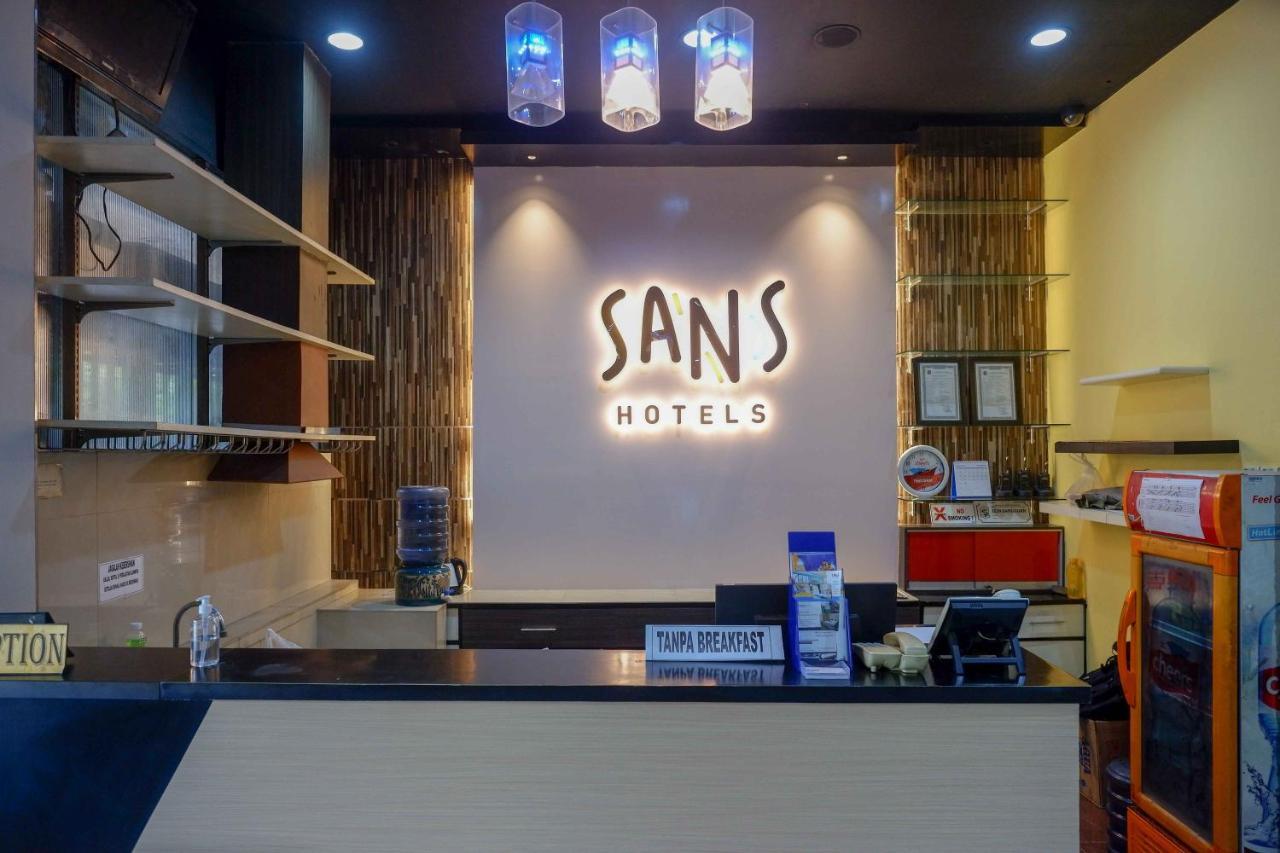 Sans Hotel International Surabaya Gubeng Kültér fotó