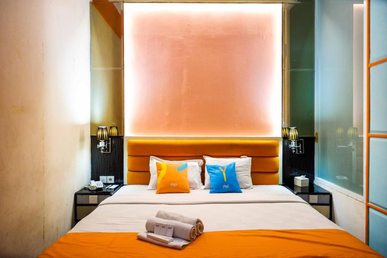 Sans Hotel International Surabaya Gubeng Kültér fotó