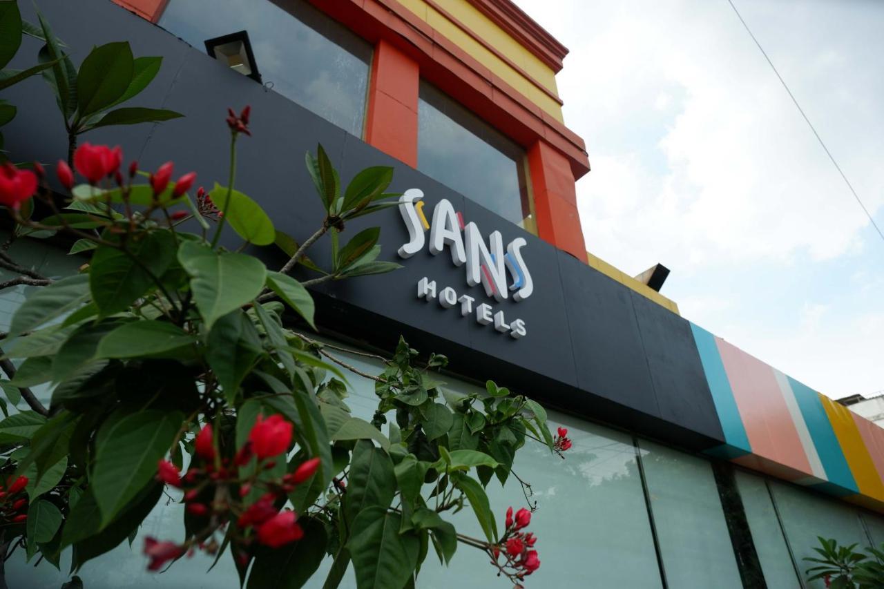 Sans Hotel International Surabaya Gubeng Kültér fotó